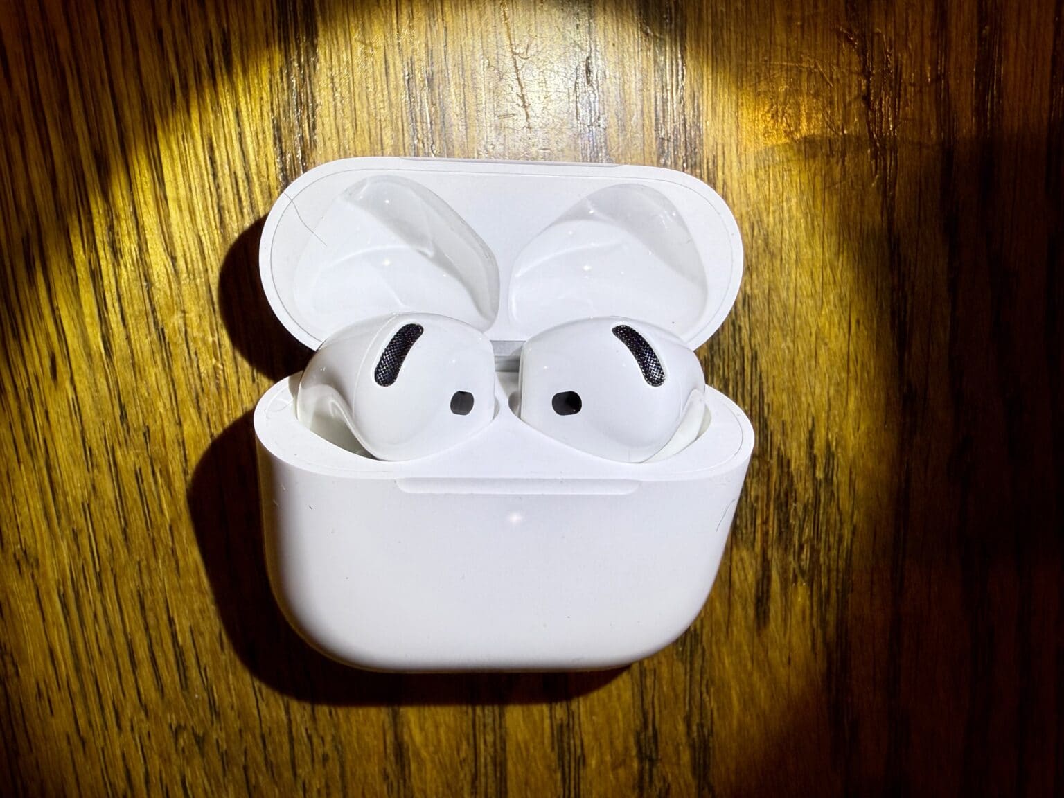 AirPods 4 charging case