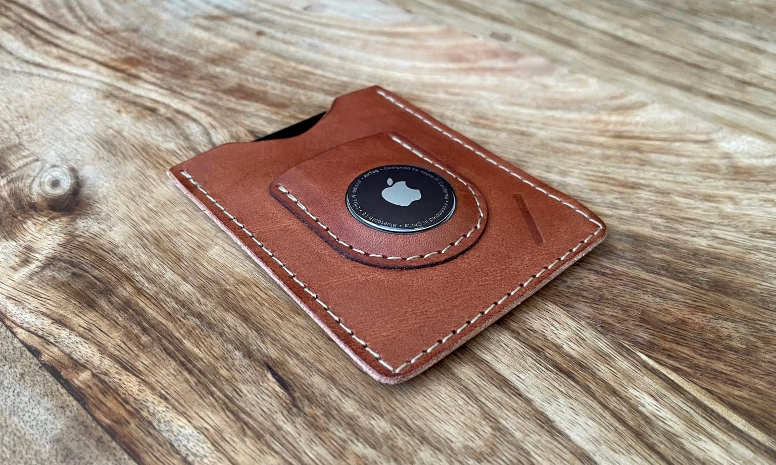 Snapback Slim Air AirTag wallet.